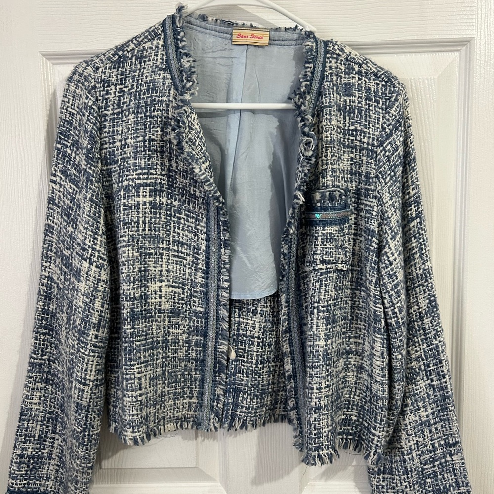 Women’s jacket. Great condition. Can be for any event and work. Keeps you warm.